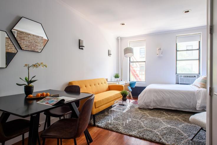 Salle de séjour élégante avec mobilier moderne dans un appartement à Building East 24th Street - livly-housing - 1245688 - NYC à Manhattan, New York
