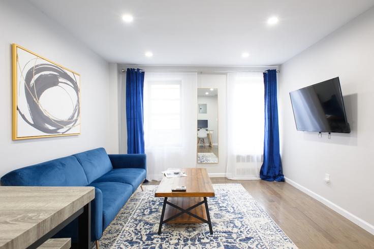 Salle de séjour élégante avec mobilier moderne dans un appartement à Building East 19th Street - livly-housing - 1245743 - NYC à Manhattan, New York