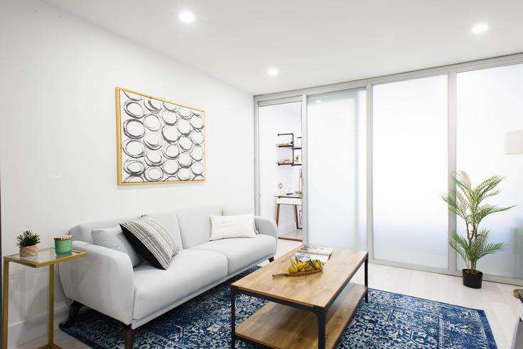 Sala de estar elegantemente projetada com móveis modernos em um apartamento no Building East 75th Street - livly-housing - 1245794 - NYC em Manhattan, New York