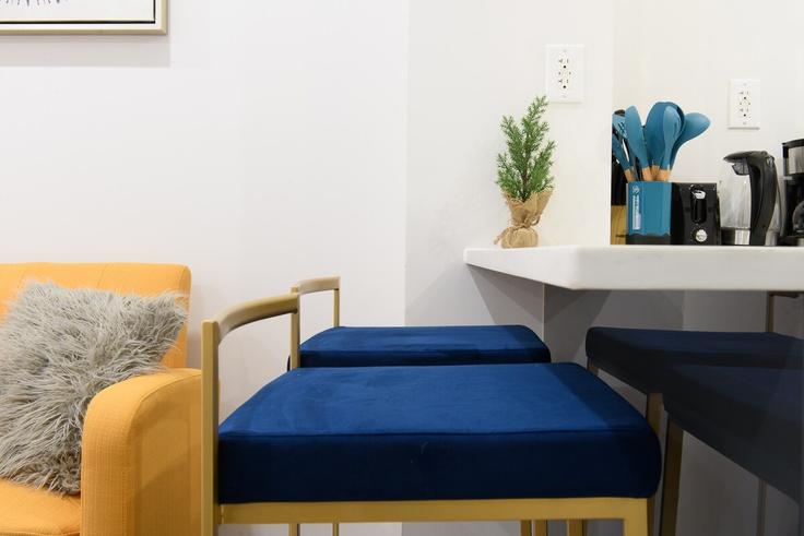 Elegante sala de estar con mobiliario moderno en un apartamento en Building East 84th Street - livly-housing - 1245673 - NYC en Manhattan, New York