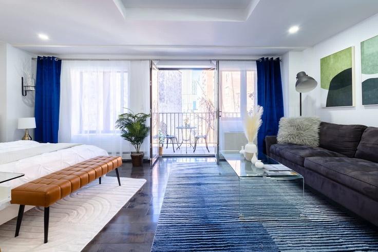 Sala de estar elegantemente projetada com móveis modernos em um apartamento no Building 9th Avenue - livly-housing - 1245826 - NYC em Manhattan, New York
