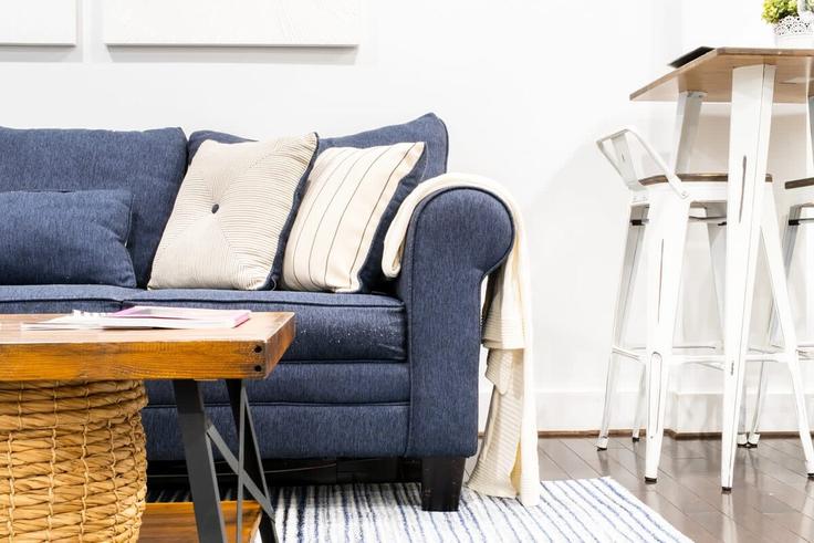 Sala de estar elegantemente projetada com móveis modernos em um apartamento no Building 9th Avenue - livly-housing - 1245813 - NYC em Manhattan, New York