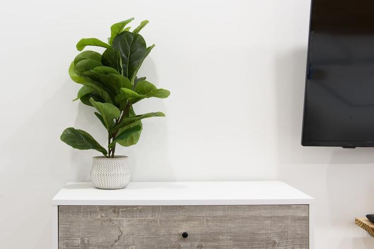 Elegante sala de estar con mobiliario moderno en un apartamento en Building East 84th Street - livly-housing - 1245672 - NYC en Manhattan, New York