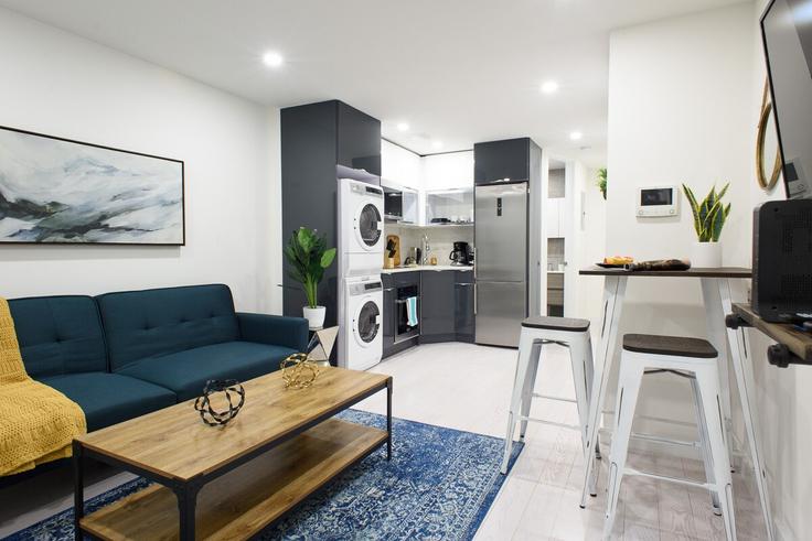 Sala de estar elegantemente projetada com móveis modernos em um apartamento no Building East 75th Street - livly-housing - 1245797 - NYC em Manhattan, New York