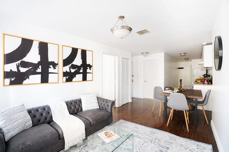 Elegante sala de estar con mobiliario moderno en un apartamento en Building 2nd Avenue - livly-housing - 1245664 - NYC en Manhattan, New York