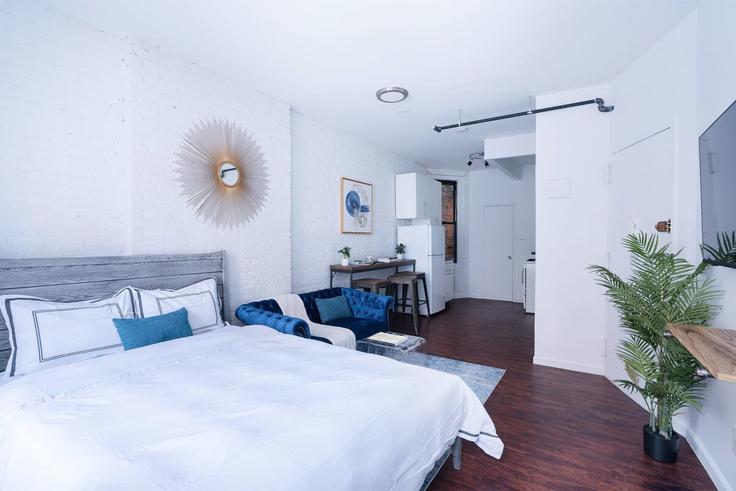 Elegante sala de estar con mobiliario moderno en un apartamento en Building East 83rd Street - livly-housing - 1245833 - NYC en Manhattan, New York