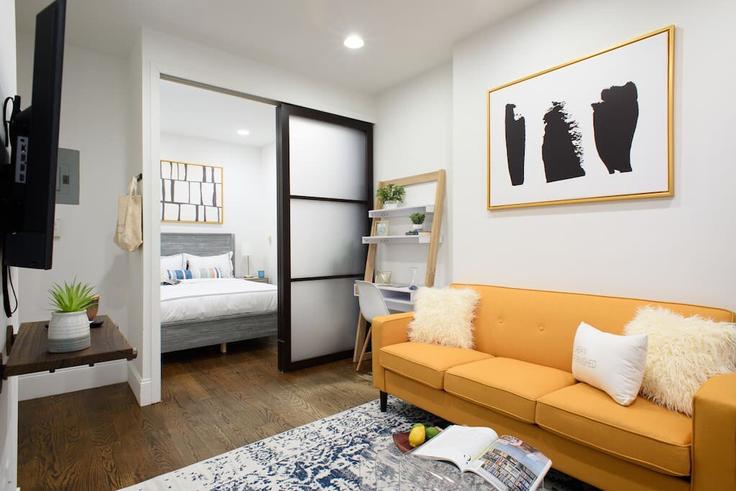 Elegante sala de estar con mobiliario moderno en un apartamento en Building Clinton Street - livly-housing - 1245766 - NYC en Manhattan, New York