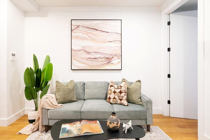 Building 1st Avenue - livly-housing - 1245641 - NYC adresindeki bir dairede modern mobilyalarla zarif bir şekilde tasarlanmış oturma odası Manhattan, New York