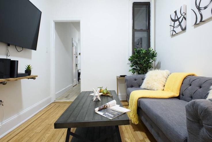 Elegante sala de estar con mobiliario moderno en un apartamento en Building York Avenue - livly-housing - 1245658 - NYC en Manhattan, New York