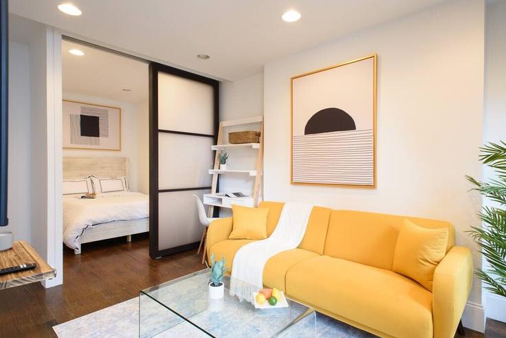 Elegante sala de estar con mobiliario moderno en un apartamento en Building Clinton Street - livly-housing - 1245776 - NYC en Manhattan, New York