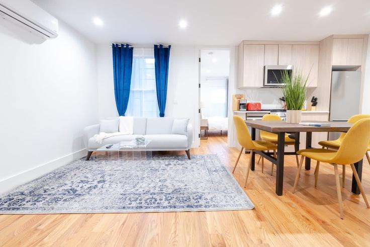 Elegant gestaltetes Wohnzimmer mit moderner Einrichtung in einer Wohnung im Building Graham Avenue - livly-housing - 1245729 - NYC in Brooklyn, New York