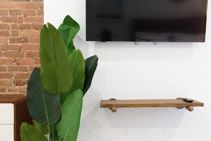 Sala de estar elegantemente projetada com móveis modernos em um apartamento no Building East 75th Street - livly-housing - 1245713 - NYC em Manhattan, New York