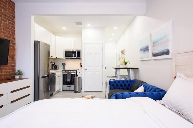 New York ManhattanのBuilding East 75th Street - livly-housing - 1245707 - NYCのアパートメントにある、モダンな家具を備えたエレガントなデザインのリビングルーム