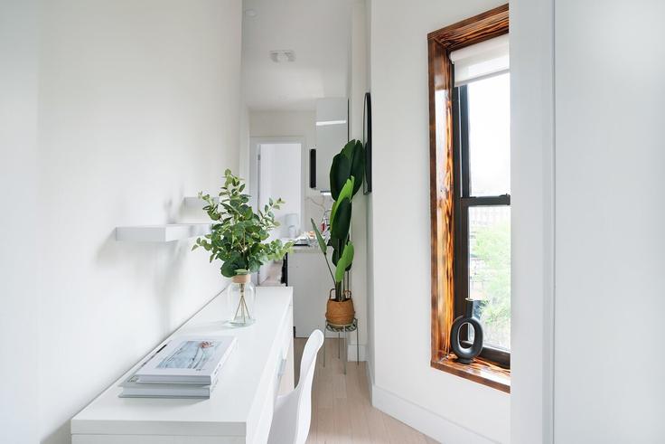 Elegante sala de estar con mobiliario moderno en un apartamento en Building West 48th Street - livly-housing - 1245742 - NYC en Manhattan, New York