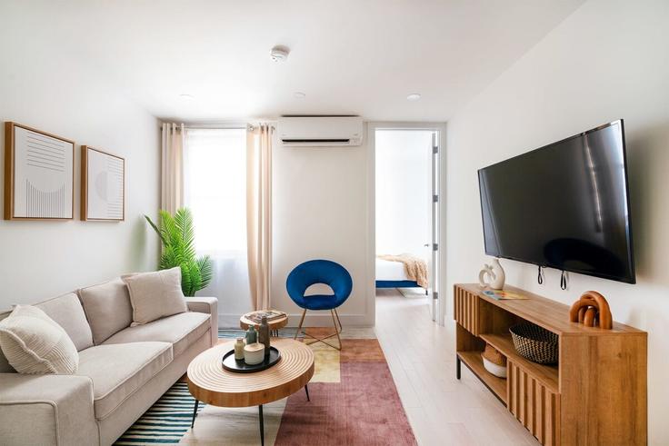 Elegant gestaltetes Wohnzimmer mit moderner Einrichtung in einer Wohnung im Building East 78th Street - livly-housing - 1245823 - NYC in Manhattan, New York