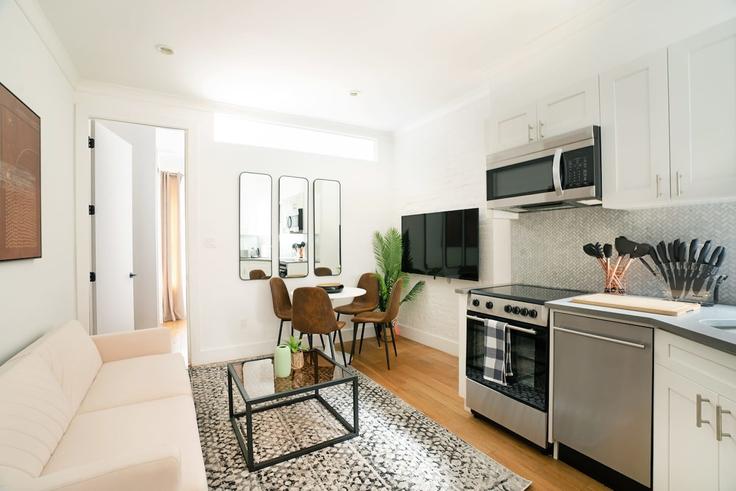 Building 1st Avenue - livly-housing - 1245647 - NYC adresindeki bir dairede modern mobilyalarla zarif bir şekilde tasarlanmış oturma odası Manhattan, New York