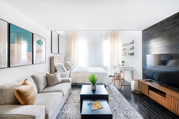 Sala de estar elegantemente projetada com móveis modernos em um apartamento no Building West 48th Street - livly-housing - 1245741 - NYC em Manhattan, New York
