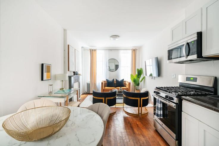 Manhattan, New York에 위치한 Building 1st Avenue - livly-housing - 1245640 - NYC 아파트의 세련된 인테리어가 돋보이는 거실