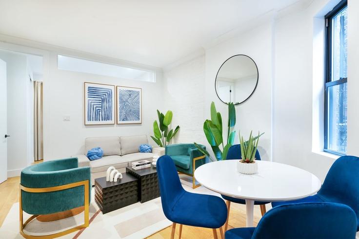 Building 1st Avenue - livly-housing - 1245645 - NYC adresindeki bir dairede modern mobilyalarla zarif bir şekilde tasarlanmış oturma odası Manhattan, New York