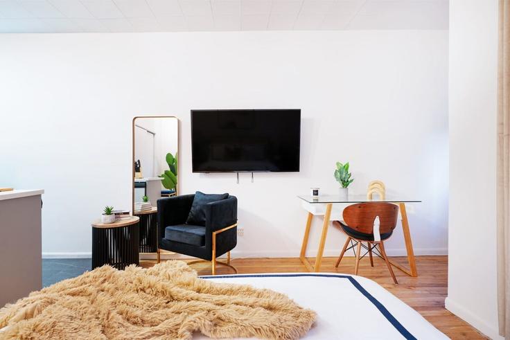 Elegant gestaltetes Wohnzimmer mit moderner Einrichtung in einer Wohnung im Building West 74th Street - livly-housing - 1245787 - NYC in Manhattan, New York Elegant gestaltetes Wohnzimmer mit moderner Einrichtung in einer Wohnung im Building West 74th Street - livly-housing - 1245787 - NYC in Manhattan, New York