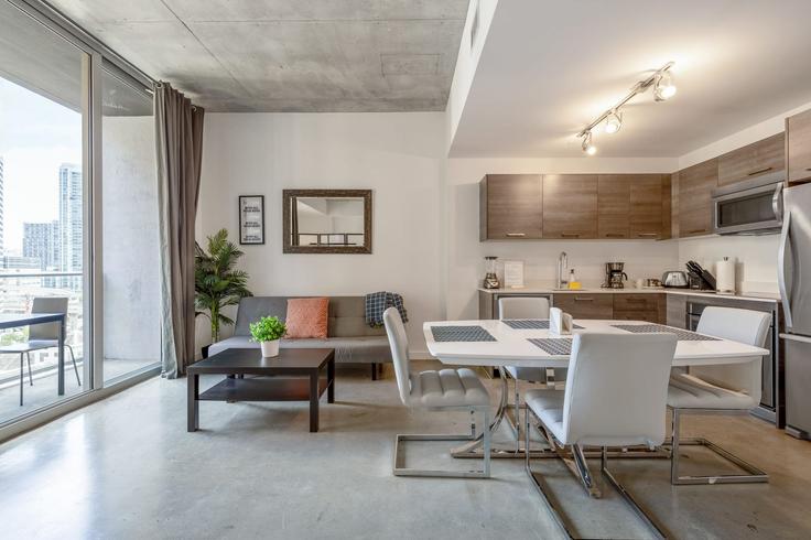 Building Southeast 1st Street - livly-housing - 1583409 adresindeki bir dairede modern mobilyalarla zarif bir şekilde tasarlanmış oturma odası Miami, Miami Building Southeast 1st Street - livly-housing - 1583409 adresindeki bir dairede modern mobilyalarla zarif bir şekilde tasarlanmış oturma odası Miami, Miami