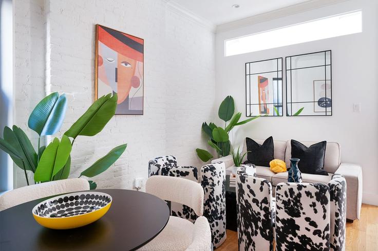 Manhattan, New York에 위치한 Building 1st Avenue - livly-housing - 1245644 - NYC 아파트의 세련된 인테리어가 돋보이는 거실 Manhattan, New York에 위치한 Building 1st Avenue - livly-housing - 1245644 - NYC 아파트의 세련된 인테리어가 돋보이는 거실
