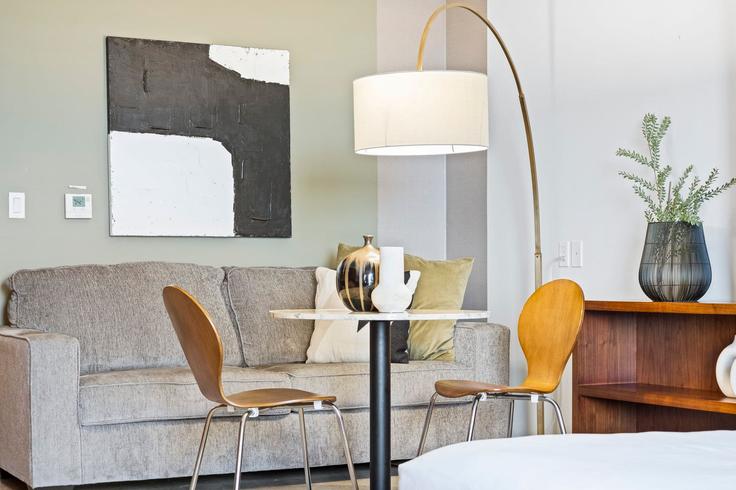 Sala de estar elegantemente projetada com móveis modernos em um apartamento no Building Biscayne Boulevard - livly-housing - 1583402 em Miami, Miami Sala de estar elegantemente projetada com móveis modernos em um apartamento no Building Biscayne Boulevard - livly-housing - 1583402 em Miami, Miami