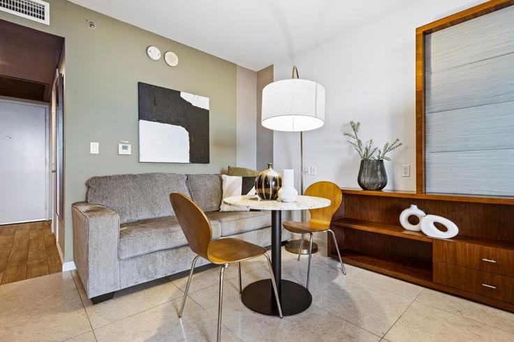 Miami MiamiのBuilding Biscayne Boulevard - livly-housing - 1583402のアパートメントにある、モダンな家具を備えたエレガントなデザインのリビングルーム Miami MiamiのBuilding Biscayne Boulevard - livly-housing - 1583402のアパートメントにある、モダンな家具を備えたエレガントなデザインのリビングルーム