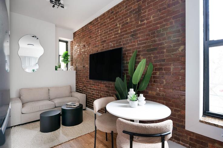 Salle de séjour élégante avec mobilier moderne dans un appartement à Building Norfolk Street - livly-housing - 1245651 - NYC à Manhattan, New York