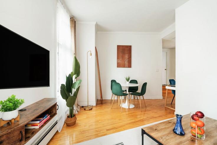 Elegante sala de estar con mobiliario moderno en un apartamento en Building Greenwich Street - livly-housing - 1245648 - NYC en Manhattan, New York Elegante sala de estar con mobiliario moderno en un apartamento en Building Greenwich Street - livly-housing - 1245648 - NYC en Manhattan, New York