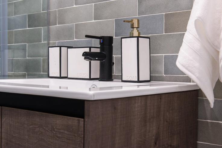 Une salle de bain raffinée et magnifiquement conçue avec des touches sophistiquées sur Building East 3rd Street - livly-housing - 1245705 - NYC à Manhattan, New York
