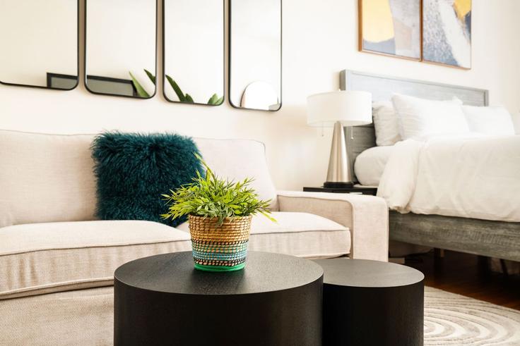 Salle de séjour élégante avec mobilier moderne dans un appartement à Building East 14th Street - livly-housing - 1245737 - NYC à Manhattan, New York