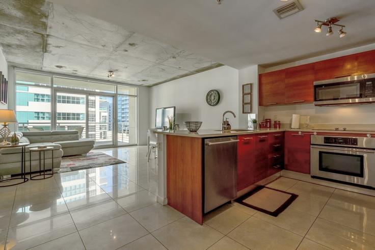 Elegant gestaltetes Wohnzimmer mit moderner Einrichtung in einer Wohnung im Building Northeast 1st Avenue - livly-housing - 1583407 in Miami, Miami Elegant gestaltetes Wohnzimmer mit moderner Einrichtung in einer Wohnung im Building Northeast 1st Avenue - livly-housing - 1583407 in Miami, Miami