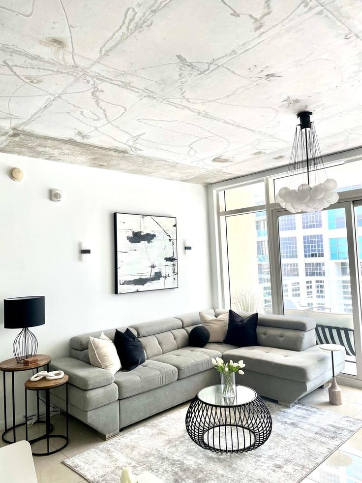 Elegant gestaltetes Wohnzimmer mit moderner Einrichtung in einer Wohnung im Building Northeast 1st Avenue - livly-housing - 1583407 in Miami, Miami Elegant gestaltetes Wohnzimmer mit moderner Einrichtung in einer Wohnung im Building Northeast 1st Avenue - livly-housing - 1583407 in Miami, Miami