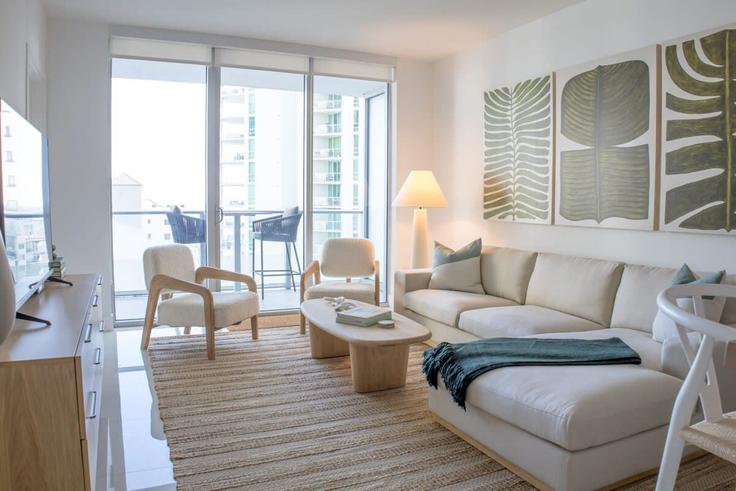 Salle de séjour élégante avec mobilier moderne dans un appartement à Building Brickell Bay Drive - livly-housing - 1583405 à Miami, Miami Salle de séjour élégante avec mobilier moderne dans un appartement à Building Brickell Bay Drive - livly-housing - 1583405 à Miami, Miami