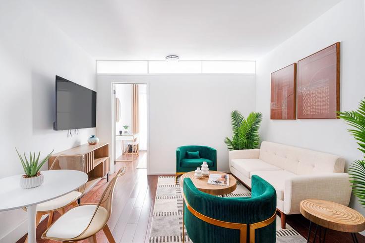 Elegant gestaltetes Wohnzimmer mit moderner Einrichtung in einer Wohnung im Building West 48th Street - livly-housing - 1245739 - NYC in Manhattan, New York