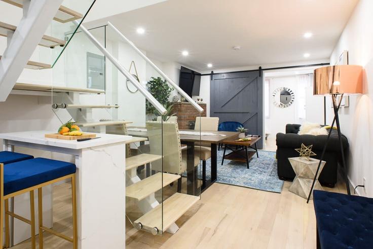 Building East 75th Street - livly-housing - 1245802 - NYC adresindeki bir dairede modern mobilyalarla zarif bir şekilde tasarlanmış oturma odası Manhattan, New York