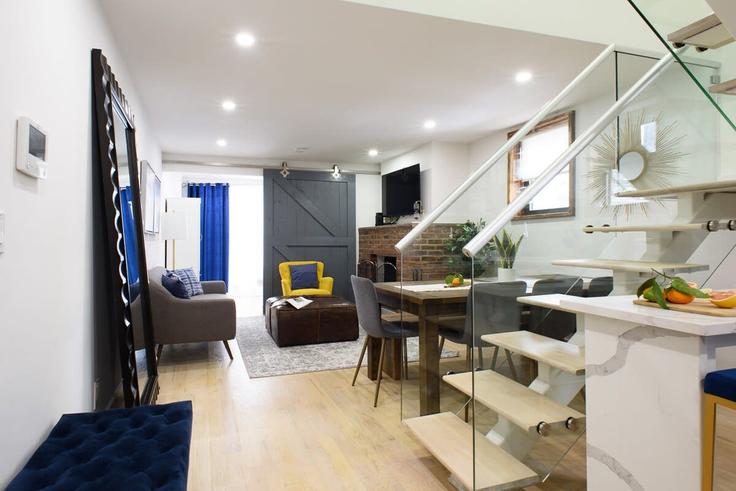 Building East 75th Street - livly-housing - 1245816 - NYC adresindeki bir dairede modern mobilyalarla zarif bir şekilde tasarlanmış oturma odası Manhattan, New York