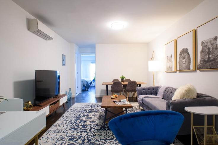 New York ManhattanのBuilding West 39th Street - livly-housing - 1245720 - NYCのアパートメントにある、モダンな家具を備えたエレガントなデザインのリビングルーム