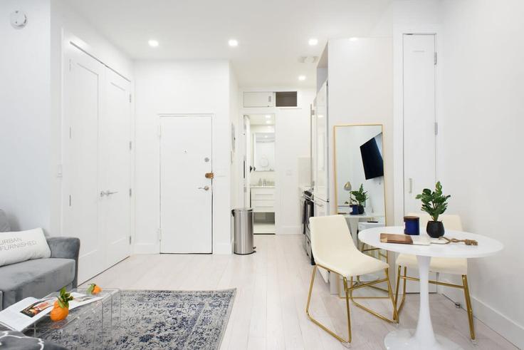 Building East 61st Street - livly-housing - 1245762 - NYC adresindeki bir dairede modern mobilyalarla zarif bir şekilde tasarlanmış oturma odası Manhattan, New York
