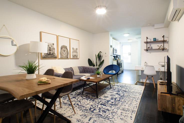 Manhattan, New York에 위치한 Building West 39th Street - livly-housing - 1245717 - NYC 아파트의 세련된 인테리어가 돋보이는 거실 Manhattan, New York에 위치한 Building West 39th Street - livly-housing - 1245717 - NYC 아파트의 세련된 인테리어가 돋보이는 거실