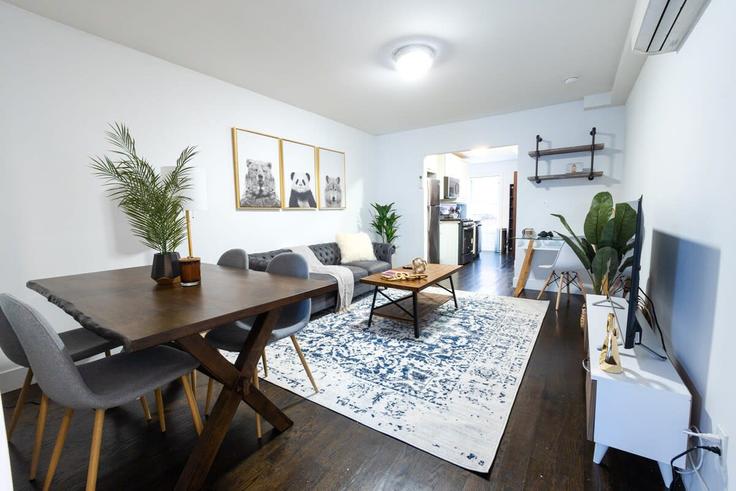 New York ManhattanのBuilding West 39th Street - livly-housing - 1245718 - NYCのアパートメントにある、モダンな家具を備えたエレガントなデザインのリビングルーム