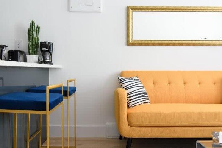 Manhattan, New York에 위치한 Building East 84th Street - livly-housing - 1245656 - NYC 아파트의 세련된 인테리어가 돋보이는 거실 Manhattan, New York에 위치한 Building East 84th Street - livly-housing - 1245656 - NYC 아파트의 세련된 인테리어가 돋보이는 거실