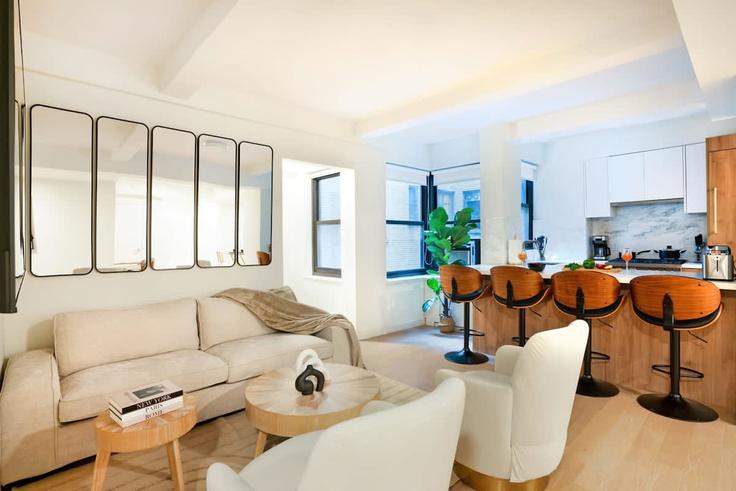 Building East 52nd Street - livly-housing - 1245756 - NYC adresindeki bir dairede modern mobilyalarla zarif bir şekilde tasarlanmış oturma odası Manhattan, New York
