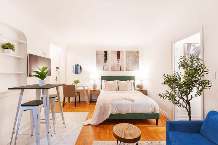 Sala de estar elegantemente projetada com móveis modernos em um apartamento no Building Park Avenue South - livly-housing - 1245627 - NYC em Manhattan, New York