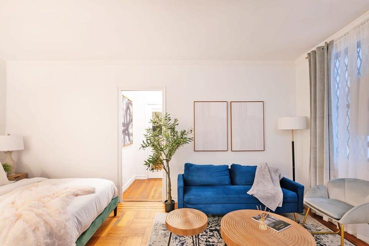 Elegante sala de estar con mobiliario moderno en un apartamento en Building Park Avenue South - livly-housing - 1245627 - NYC en Manhattan, New York Elegante sala de estar con mobiliario moderno en un apartamento en Building Park Avenue South - livly-housing - 1245627 - NYC en Manhattan, New York