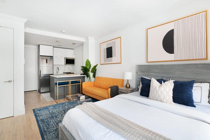 Elegante sala de estar con mobiliario moderno en un apartamento en Building East 84th Street - livly-housing - 1245669 - NYC en Manhattan, New York