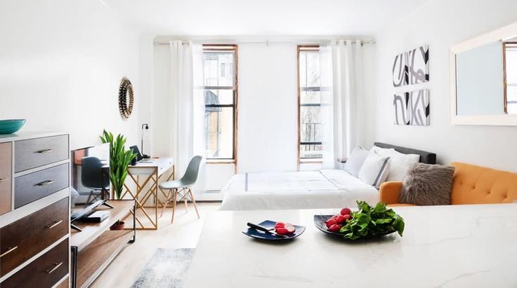 Building East 84th Street - livly-housing - 1245667 - NYC adresindeki bir dairede modern mobilyalarla zarif bir şekilde tasarlanmış oturma odası Manhattan, New York