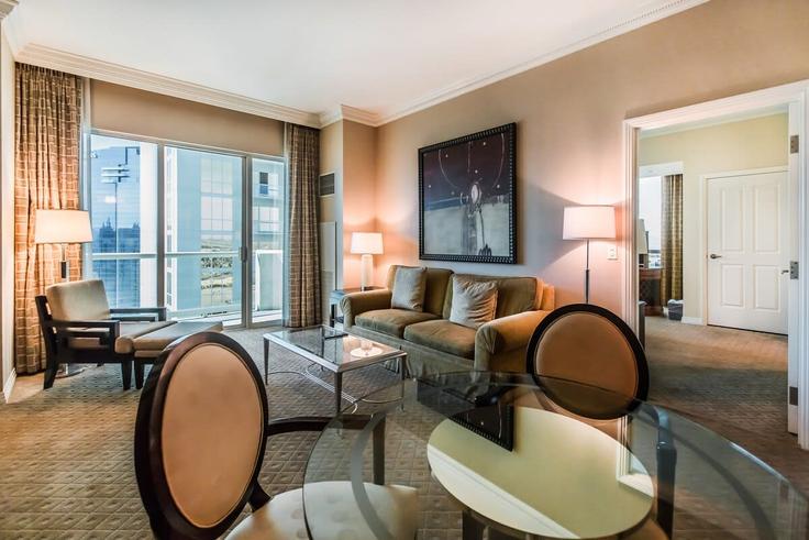 Elegant gestaltetes Wohnzimmer mit moderner Einrichtung in einer Wohnung im Building Paradise Road - livly-housing - 1245561 in Paradise, Paradise Elegant gestaltetes Wohnzimmer mit moderner Einrichtung in einer Wohnung im Building Paradise Road - livly-housing - 1245561 in Paradise, Paradise