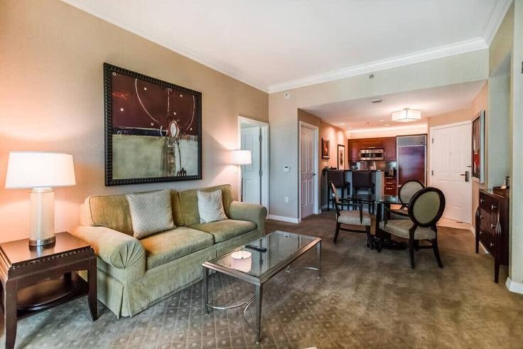 Elegant gestaltetes Wohnzimmer mit moderner Einrichtung in einer Wohnung im Building Paradise Road - livly-housing - 1245555 in Paradise, Paradise Elegant gestaltetes Wohnzimmer mit moderner Einrichtung in einer Wohnung im Building Paradise Road - livly-housing - 1245555 in Paradise, Paradise
